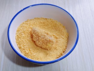 9、简单自制零食 无油版低脂劲爆鸡米花,最后放入面包糠的器具中，均匀裹上面包糠，依次做完！
