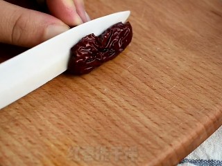 2、红枣桂圆茶,用刀从中间切开，去掉枣核