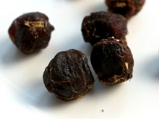 5、红枣桂圆茶,剥去外壳，备用