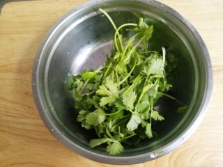 2、羊肉炒香菜,然后洗点香菜。