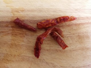 3、羊肉炒香菜,准备几个干辣椒。