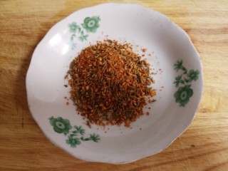 4、羊肉炒香菜,再准备一小碟烧烤料。