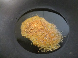 5、羊肉炒香菜,然后锅里热油，先把烧烤料放进去炒香。