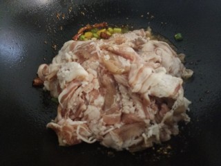 8、羊肉炒香菜,然后放入羊肉炒。