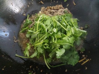 10、羊肉炒香菜,接着放入香菜，继续炒。
