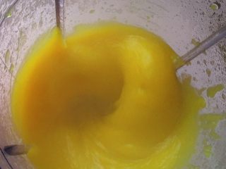 2、红红火火枣花馍,将蒸熟的南瓜放入料理机中打成泥。