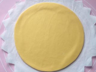 5、红红火火枣花馍,先来做枣花馍的底盘:将发酵好的面团排气揉匀后,取一块面团先擀个大圆饼。(面饼大小可随个人喜好)