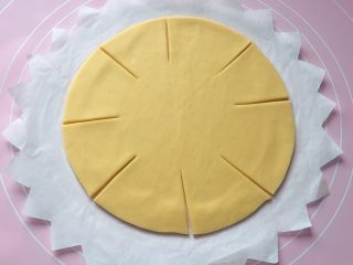 6、红红火火枣花馍,然后用刀切成八份,中间保留不要切断。