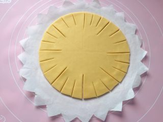 7、红红火火枣花馍,再将每一份各切两刀,切好如上图。