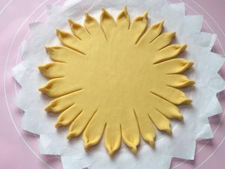 8、红红火火枣花馍,用手将每一份的边缘捏起,捏好如上图。