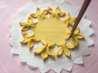 9、红红火火枣花馍,再用筷子把每三份夹在一起,如上图。枣花馍的底盘就做好啦。