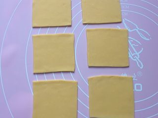 10、红红火火枣花馍,取一面团擀开,然后切出八块正方形的面片。(面片大小要根据自己红枣的大小来决定)