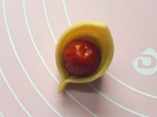 12、红红火火枣花馍,再用手将两头捏紧,一个花瓣就制作完成了。