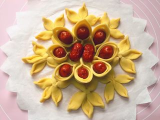 14、红红火火枣花馍,中间放上两颗红枣填满。