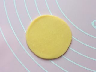 15、红红火火枣花馍,另取一小块面团擀成小圆饼。