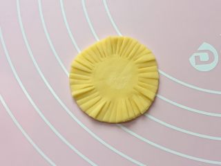 16、红红火火枣花馍,把小圆饼的边缘一圈用厨房专用小剪刀剪开,剪好如上图。