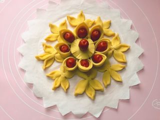 17、红红火火枣花馍,把剪好的小圆饼放在枣花馍上,再在中间放上一颗红枣就OK啦。