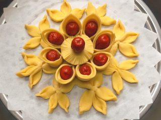 18、红红火火枣花馍,做好的枣花馍进行二次发酵,观察馒头的体积变大,且表面有蓬松起发状态时,上锅蒸制,上汽后蒸25分钟左右,关火焖5分钟即可。