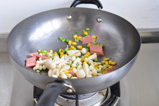 8、油豆腐塞肉,倒入步骤4中的配料。炒均匀