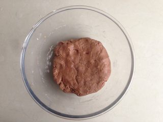 3、圣诞姜饼屋,揉成面团,盖上保鲜膜放冰箱冷藏保存30分钟