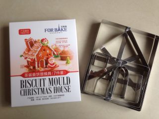 4、圣诞姜饼屋,准备好姜饼屋的模具,包装盒后面印有每个部件对应的名称,哪个是屋顶,哪个是门,一清二楚,底座就不需要模具的,随便擀一块不规则形状,大的,可以安放姜饼屋就可以了