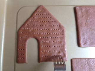 7、圣诞姜饼屋,用叉子在饼干坯上叉出若干个小孔,以防在烘烤中变形,刷上蛋水液,松驰15分钟左右
