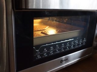 8、圣诞姜饼屋,将东菱K40C烤箱预热到170度,将烤盘放在倒数第二层,烘烤12-15分钟左右。为了饼干上色一致,烘烤时间相同,相若大小的一起烘烤