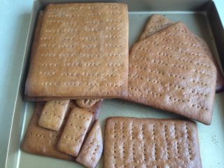 9、圣诞姜饼屋,烘烤好的饼干取出晾凉