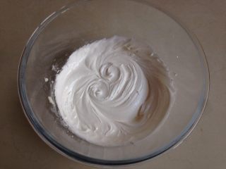 11、圣诞姜饼屋,用电动打蛋打至浓稠的状态,浓稠的蛋白霜才可以做黏合剂(未使用的蛋白霜需要盖上保鲜膜,以防风干)