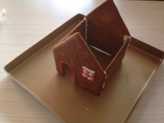 13、圣诞姜饼屋,先组装四面墙,每个部位组装的时候,需要等待蛋白霜干了,粘牢了,才继续组装屋顶、烟囱等等