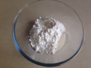 10、圣诞姜饼屋,蛋白粉和糖粉放入到盆里,加入凉开水,搅拌均匀
