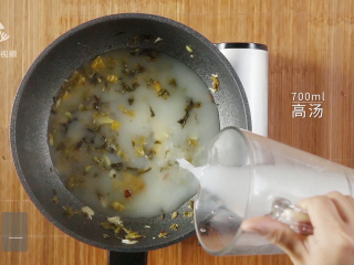 11、教你在家做酸菜鱼，这酸爽简直不敢相信！,加入700ml高汤