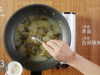 12、教你在家做酸菜鱼，这酸爽简直不敢相信！,加入一茶匙食盐、一茶匙白胡椒粉