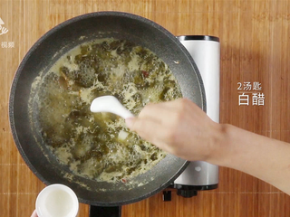 15、教你在家做酸菜鱼，这酸爽简直不敢相信！,加入2茶匙白醋