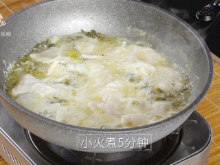 16、教你在家做酸菜鱼，这酸爽简直不敢相信！,放入鱼片后小火煮5分钟