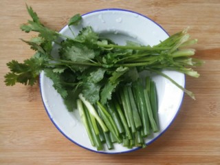 4、下饭又下酒的辣椒酱爆鸡心,小葱洗干净,切段,香菜洗干净,切段,留香菜杆用于其他菜吧????。