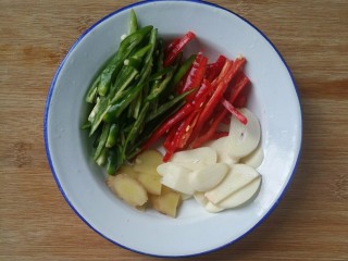 6、下饭又下酒的辣椒酱爆鸡心,姜切片,蒜切片,青椒红椒洗净切丝,我用的尖椒。