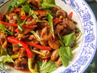 11、下饭又下酒的辣椒酱爆鸡心,撒香菜段略翻炒。