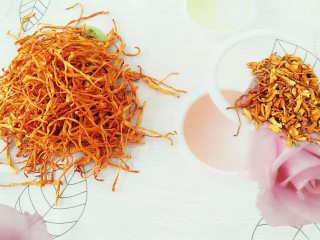 1、虫草花田七粉老母鸡汤,将买回来的干虫草花去蒂！