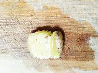 5、虫草花田七粉老母鸡汤,等待焯水的过程，切几片生姜备用！