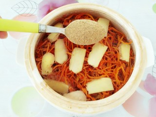 8、虫草花田七粉老母鸡汤,这么大小的炖盅，我加一勺田七粉下去！加太多味道太浓，怕有的人吃不惯，田七粉有增强免疫能力的作用，很适合孩子和体弱的人食用，十岁以下的孩子最好不要经常食用，十岁以后到了发育期的孩子可以经常用来煲老母鸡喝，有助于生长发育和长高！一个礼拜吃两次左右都很不错！