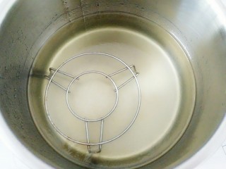 10、虫草花田七粉老母鸡汤,我用的是隔水炖的方式，这样炖出来的汤色清亮，喝了不上火，老火汤味道虽然浓，但不有益于健康，我提议大家想喝汤的话，最好都用这种隔水炖的方式，清香不腻，味美还健康！