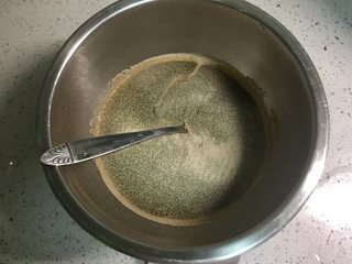 2、蔓越莓红糖发糕,把酵母粉倒入红糖水，搅拌，静置片刻，让酵母激活。