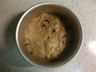 6、蔓越莓红糖发糕,将搅拌好的面糊倒入6寸的蛋糕模具中。盖上保鲜膜，放在温暖出发酵。