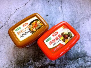 2、大酱豆腐汤,大酱汤的主要食材:大酱、辣酱。