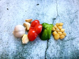 3、大酱豆腐汤,大酱豆腐汤的辅助食材:蒜、青红椒、干贝。