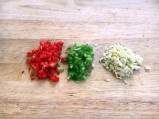 4、大酱豆腐汤,将辅助食材青红椒、蒜切成末。