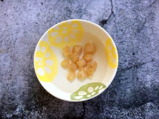 5、大酱豆腐汤,干贝洗干净,用清水泡软备用。