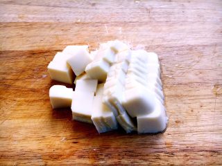 6、大酱豆腐汤,豆腐切成块。