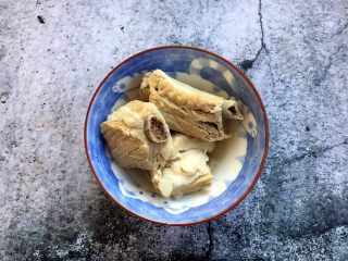 7、大酱豆腐汤,小肋排骨提前焯好水。小肋排也可用五花肉等其它的食材代替。